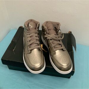 AIR JORDAN 1 MID SE GS SIZE 7Y Metallic Sneakers with White Soles
